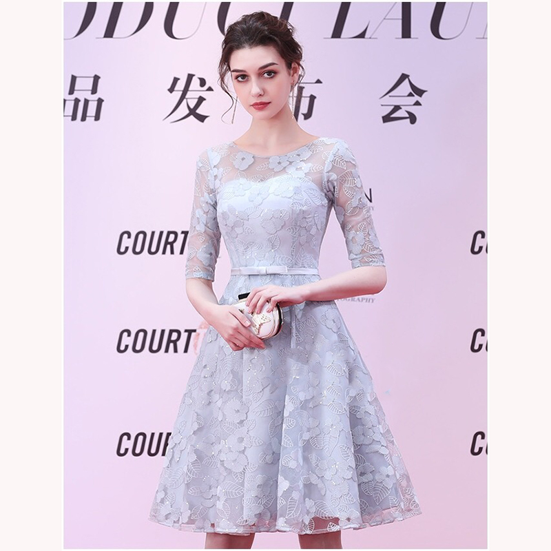 kudapy เดรสลูกไม้สีเทา แขนสามส่วน ไหล่ซีทรู อกเสริมฟองน้ำ เอวเย็บแต่งเข็มขัดโบว์ผ้าในตัว เนื้อผ้าลูกไม้ปักลายดอกไม้