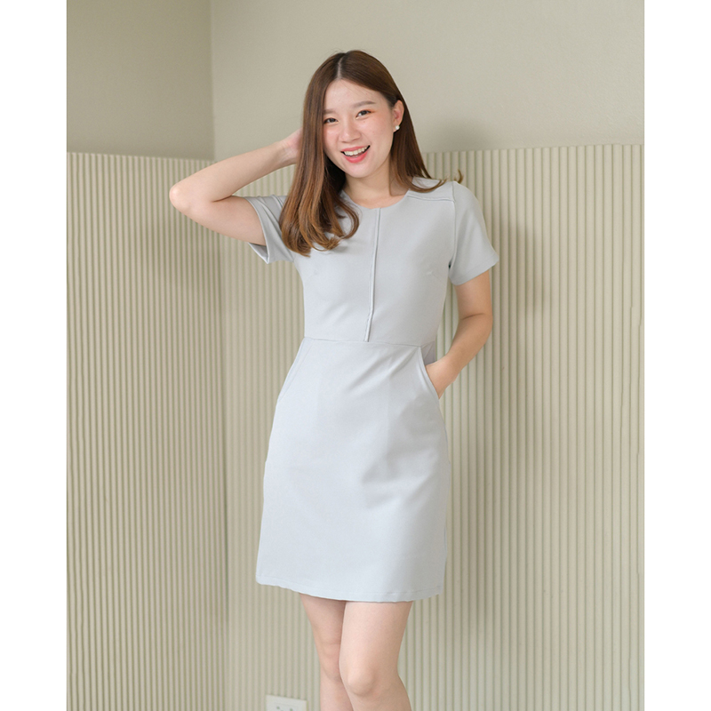 kudapy เดรสสั้นสีฟ้าอ่อน/สีแดงเข้ม/สีมัสตาร์ด ตัดต่อเล่นคัทติ้งกลางลำตัวและช่วงไหล่ มีกระเป๋าด้านข้าง งานซับในทั้งตัว