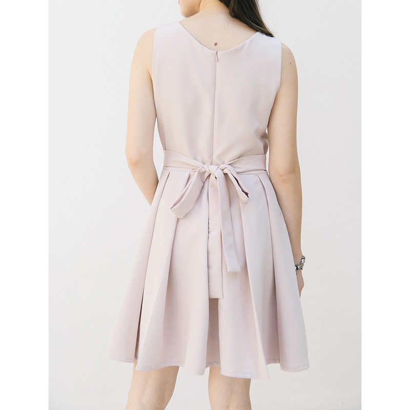 kudapy เดรสสั้นสีชมพู แขนกุดคอแหลม กระโปรงพับทวิส ลุคเจ้าหญิงก็มา ผูกโบว์ด้านหลังพอดีเอว งานซับในทั้งตัว