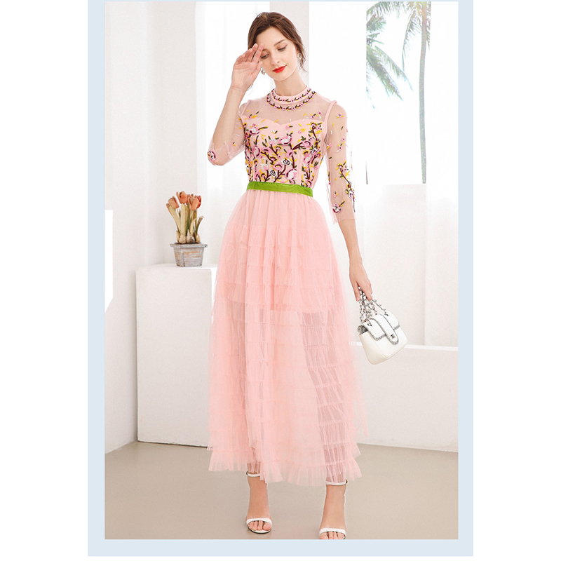 kudapy เดรสยาวสีชมพู ออกงาน ตัวเสื้อเป็นผ้าโปร่งปักลายดอกไม้สีชมพู งานปักสวยมากๆ