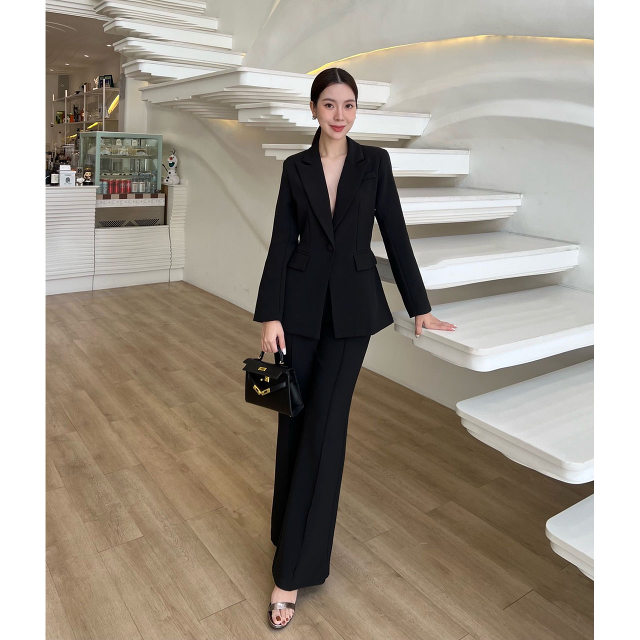 kudapy setsuit เสื้อ+กางเกง ตัวเสื้อออกแบบให้มีกระดุมปั้มผ้าเดียวกับสูท 1 เม็ดติดได้จริง กระเป๋าจริง มีซับในทั้งตัว