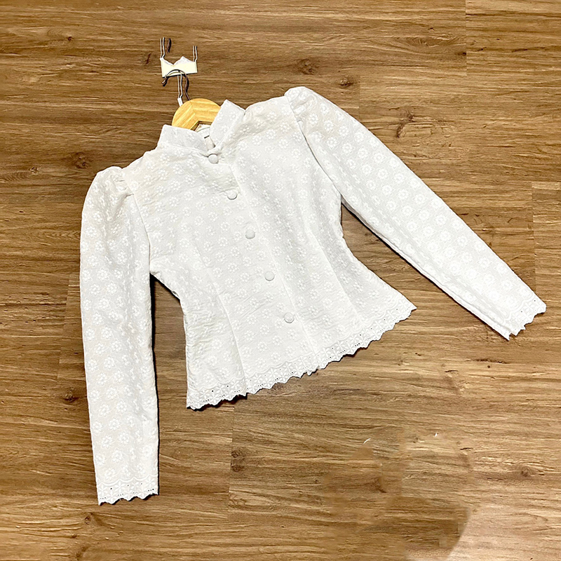 kudapy ชุดเซทเสื้อลูกไม้คอหยักแขนยาว แต่งกระดุมหน้าเรียงเม็ดเก๋ๆ เนื้อผ้าลูกไม้ฝรั่งเศส าพร้อมกับผ้าถุงสำเร็จรูป ซิปหลัง ไหมแพรทิพย์ทอลาย อัดกาว