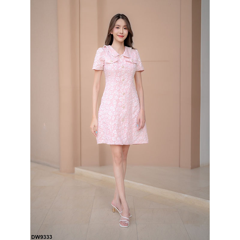 kudapy เดรสสั้นสีขาว/สีน้ำเงิน/สีชมพู ทรงเข้ารูปอัดลายดอกผ้านูน ปกคอบัว มีซิปด้านหลัง