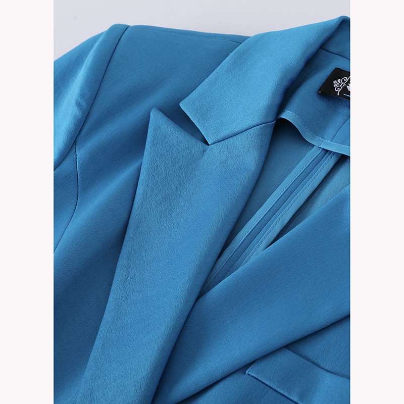 kudapy ชุดสูททำงานผู้หญิงสีดำ/สีฟ้า แต่งกระดุมแถวพร้อมกางเกง จุดเด่นของชุดนี้คือการออกแบบเพิ่มดีเทลกระดุมด้านหน้า