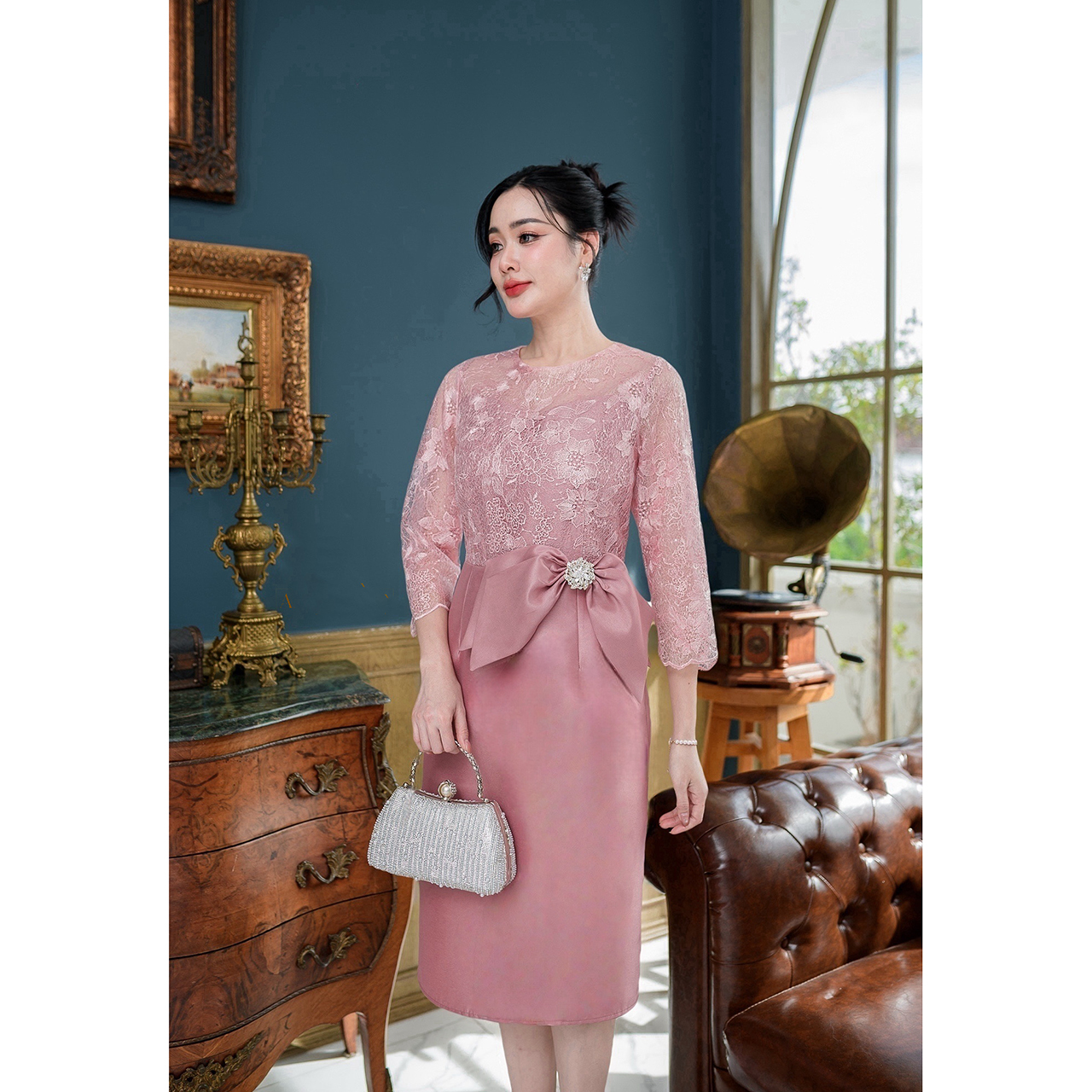 kudapy เดรสผ้าไหมลูกไม้ใยบวบ ตัวผ้าไหมช่วงกระโปรงอัดกาวผ้าให้อย่างดี ช่วงตัวเสื้อเป็นงานผ้าลูกไม้ใยบวบปักลายดอกไม้สวย