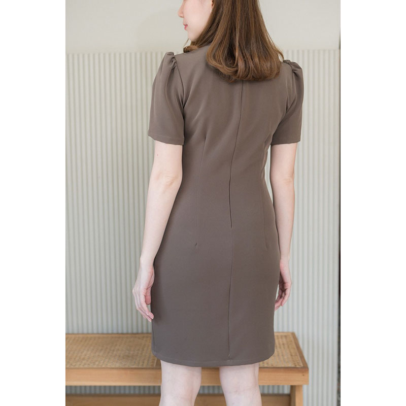 kudapy เดรสสั้นสีมัทฉะ/สีเทาเข้ม/สีม่วงอมน้ำตาล/สีน้ำตาล คอแหลม รูดยกช่วงไหล่เพิ่มความคิ้วท์ แพทเทิร์นจับเกล็ดเข้ารูป เนื้อผ้าหนานุ่มมีน้ำหนักทิ้งตัวสวย ซับในทั้งตัว