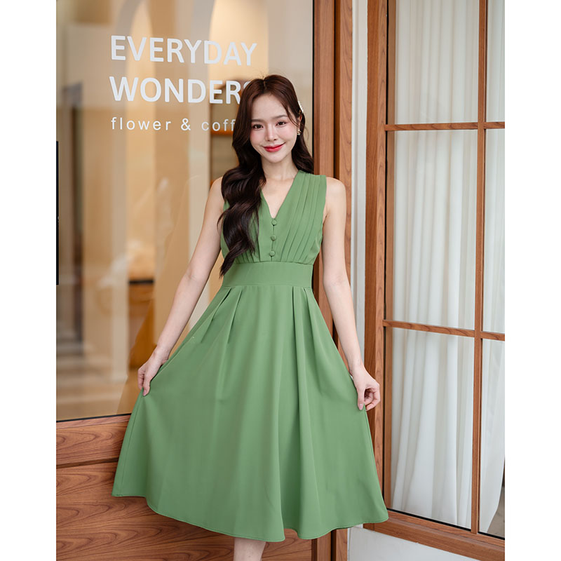 kudapy เดรสสั้นสีสีชมพูกลีบบัว/สีเขียว/สีส้มอิฐ/สีขาว/สีครีม มิดี้ ช่วงอกตีเกล็ด ติดกระดุมปั๊มเรียง 3 เม็ด คอวี ช่วงเอวทำขอบสูงเผื่อให้ดูมี shape ต่อด้วยกระโปรงทรงทวิสข้าง