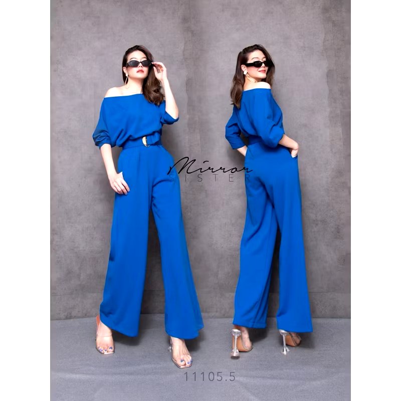 kudapy จัมพ์สูทขายาว ช่วงบนเป็นเสื้อไหล่ตกหรือปาดไหล่ ช่วงกางเกงทรงกระบอกใหญ่ มาพร้อมเข็มขัด