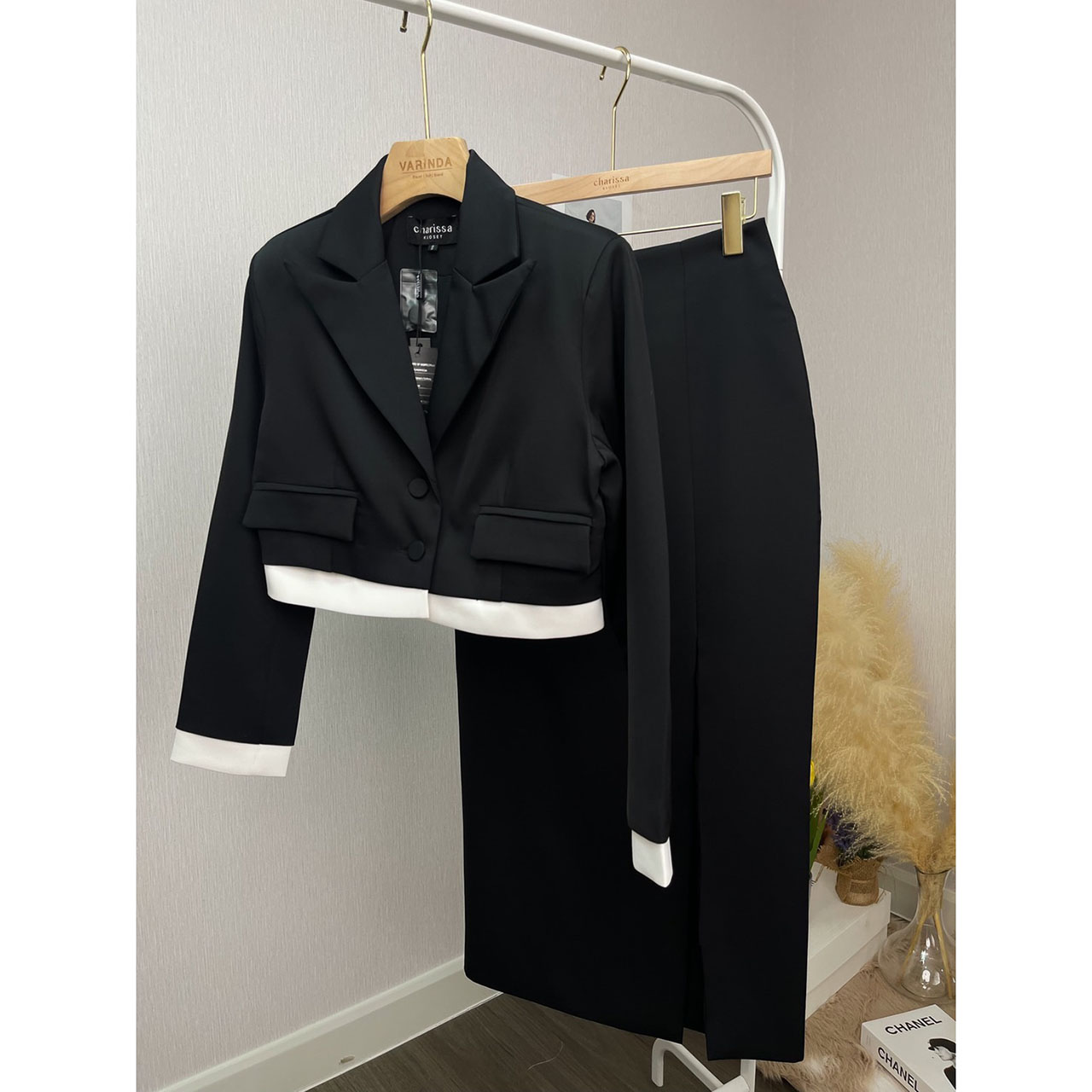 kudapy เซ็ทครอป กระโปรงยาว ตัวเสื้อแต่งกระเป๋าหลอก 2ข้าง ดับเบิ้ลเลเยอร์เป็นสีขาว กระดุมจริงสีเดียวกับผ้า แต่งปลายแขนสีขาว