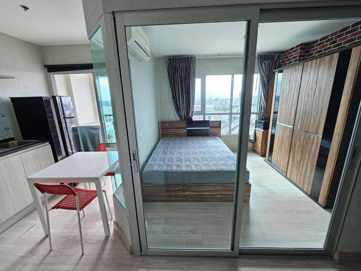 สนใจชมห้องติดต่อได้เลย Line ID: Smile-easy ปล่อยเช่าคอนโด Aspire Ngamwongwan (แอสไพร์ งามวงศ์วาน) - 1ห้องนอน 1ห้องน้ำ 1ห้องนั่งเล่น - ใกล้ เดอะมอลล์งามวงศวาน - ขนาดห้อง 30 ตรม. ชั้น 28