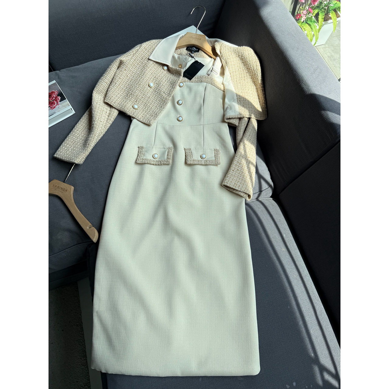 kudapy เซ็ทเดรส+เสื้อครอปสั้น เดรสมีซับในทั้งชุดเดรสใช้ผ้าทวิตญี่ปุ่น ด้านหน้าแต่งกระดุม 3 เม็ดเพิ่มความน่ารัก แต่งกระเป๋าหลอกซ้าย ขวา ซิปหลัง