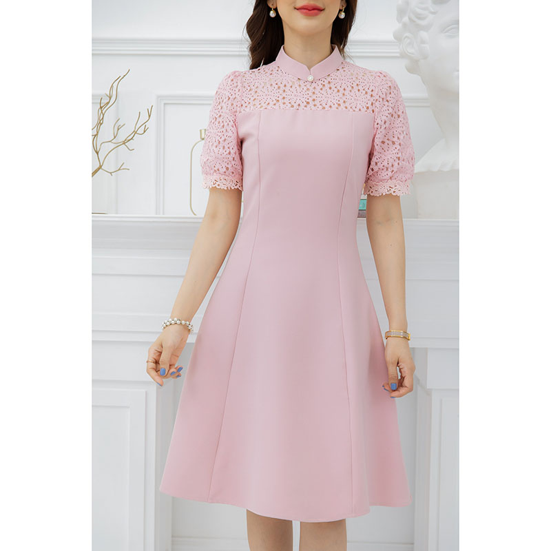 kudapy เดรสสั้นสีชมพู/สีเขียวมิ้น ผ้าพื้นไหล่ลูกไม้ ดีเทลสวยช่วงคอเป็นคอปีนแต่งกระดุมมุกสวยหรู แขนพอง