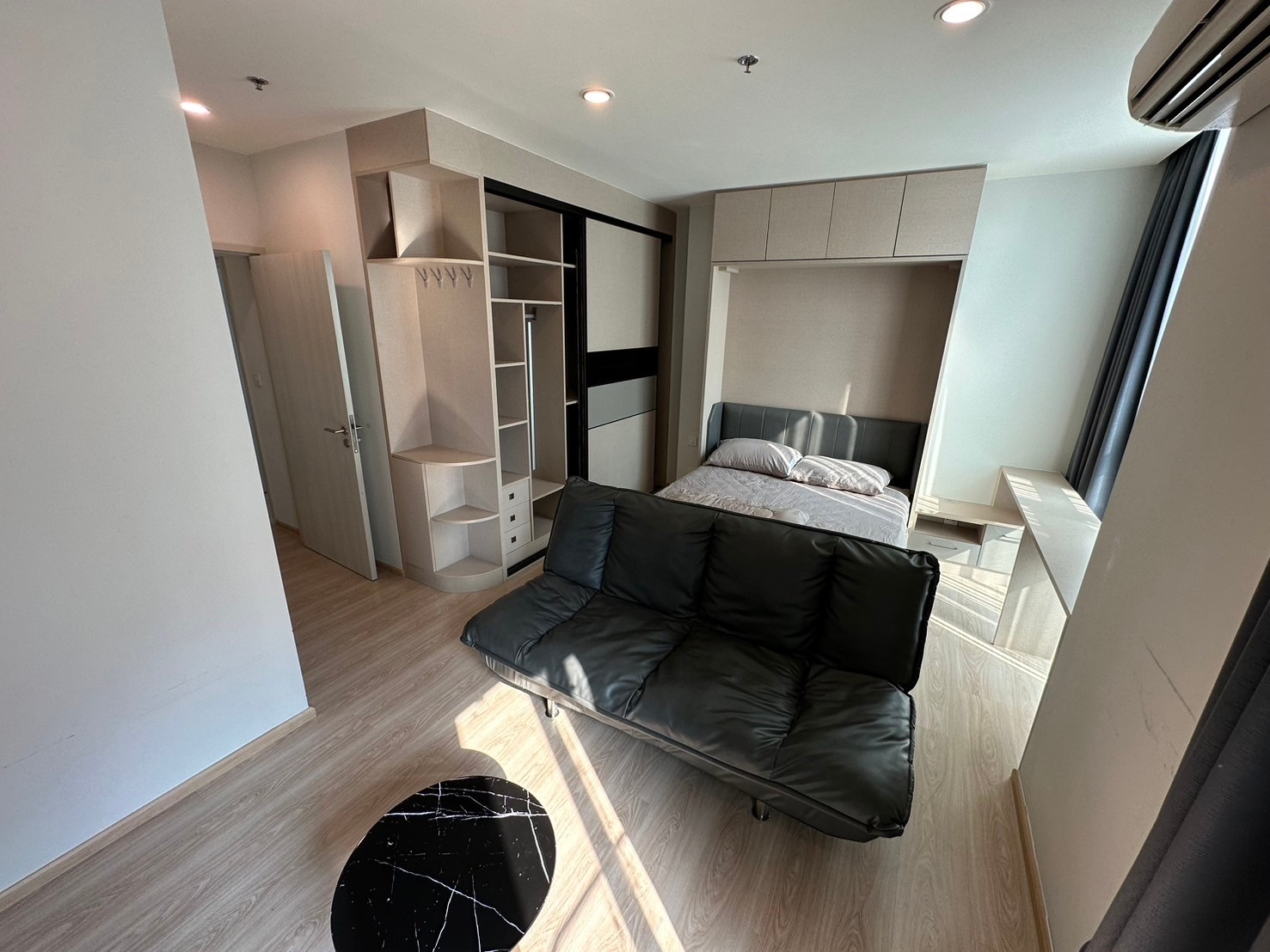 ให้เช่าคอนโด Noble Revolve Ratchada (โนเบิล รีวอลฟ์ รัชดา) - ห้องมุม2ห้องนอน2ห้องน้ำเฟอร์ครบพร้อมอยู่ - การเดินทาง: MRT ศูนย์วัฒนธรรม - ใกล้ เซ็นทรัลพระราม 9