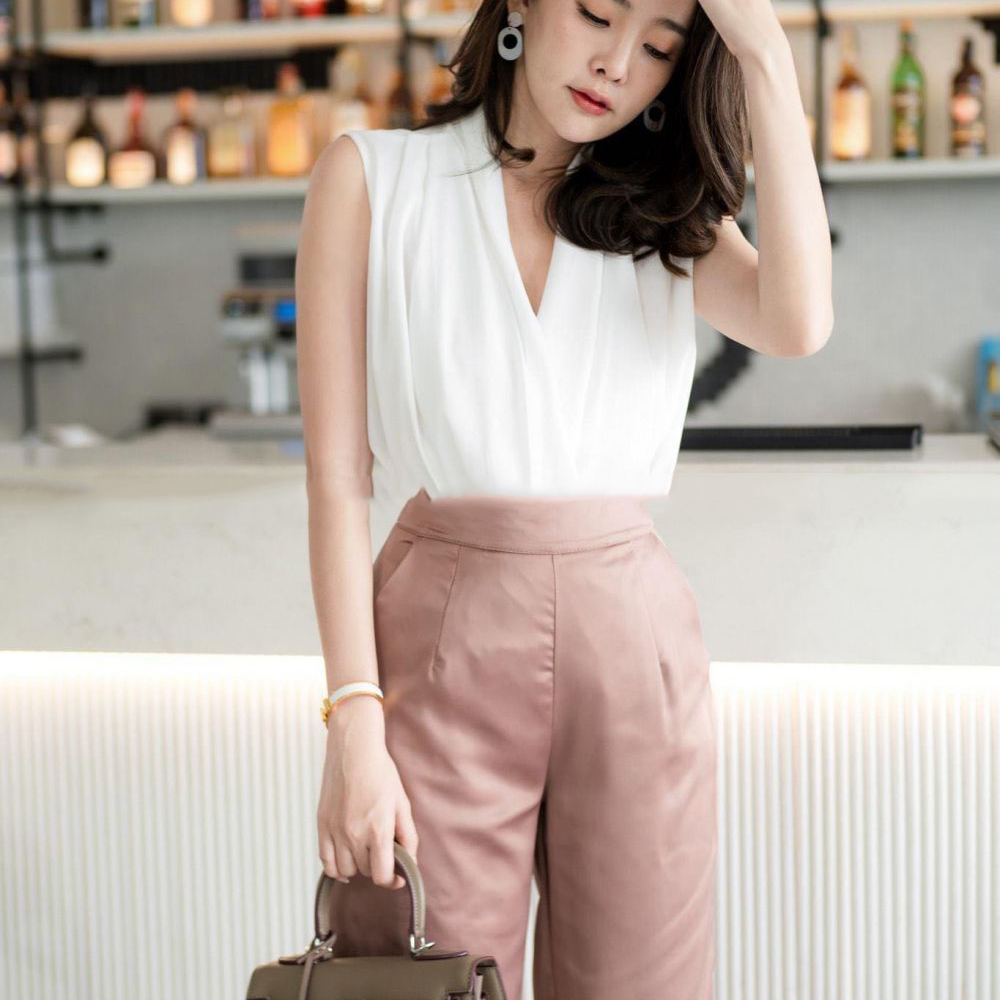 kudapy เซตเสื้อ+กางเกงใส่ออกงาน สีม่วงแดง และสีน้ำตาล เสื้อคอวีไขว้อก จับจีบสวยมากค่ะ กางเกงขากระบอกงานซานตินผ้าทิ้งตัวทรงสวยค่ะ