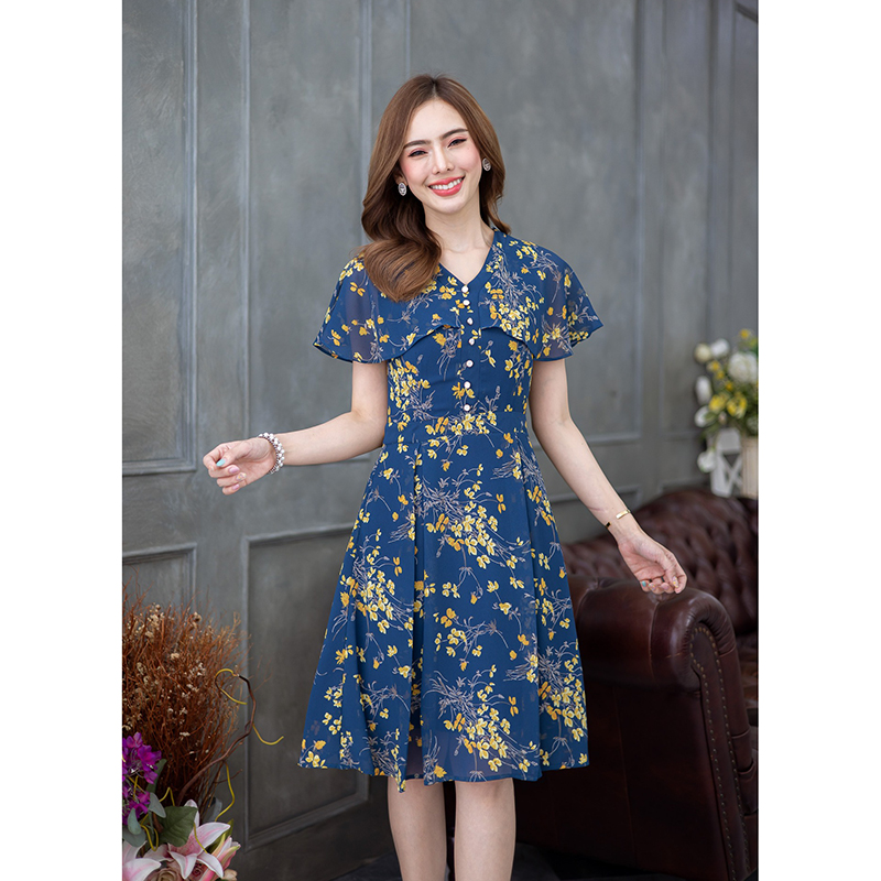 kudapy เดรสสั้นสีขาว/สีกรม ผ้าชีฟองลายดอกสวยสดใส เป็นแขนระบาย กระโปรงจับจีบ ช่วงอกมีดีเทลแต่งกระดุม สวยพริ้ว