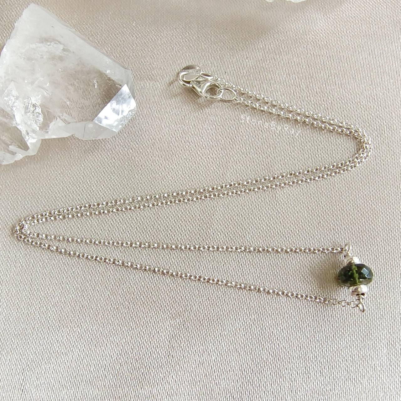 สร้อยคอเงินจี้สะเก็ดดาวโมดาไวต์ Moldavite