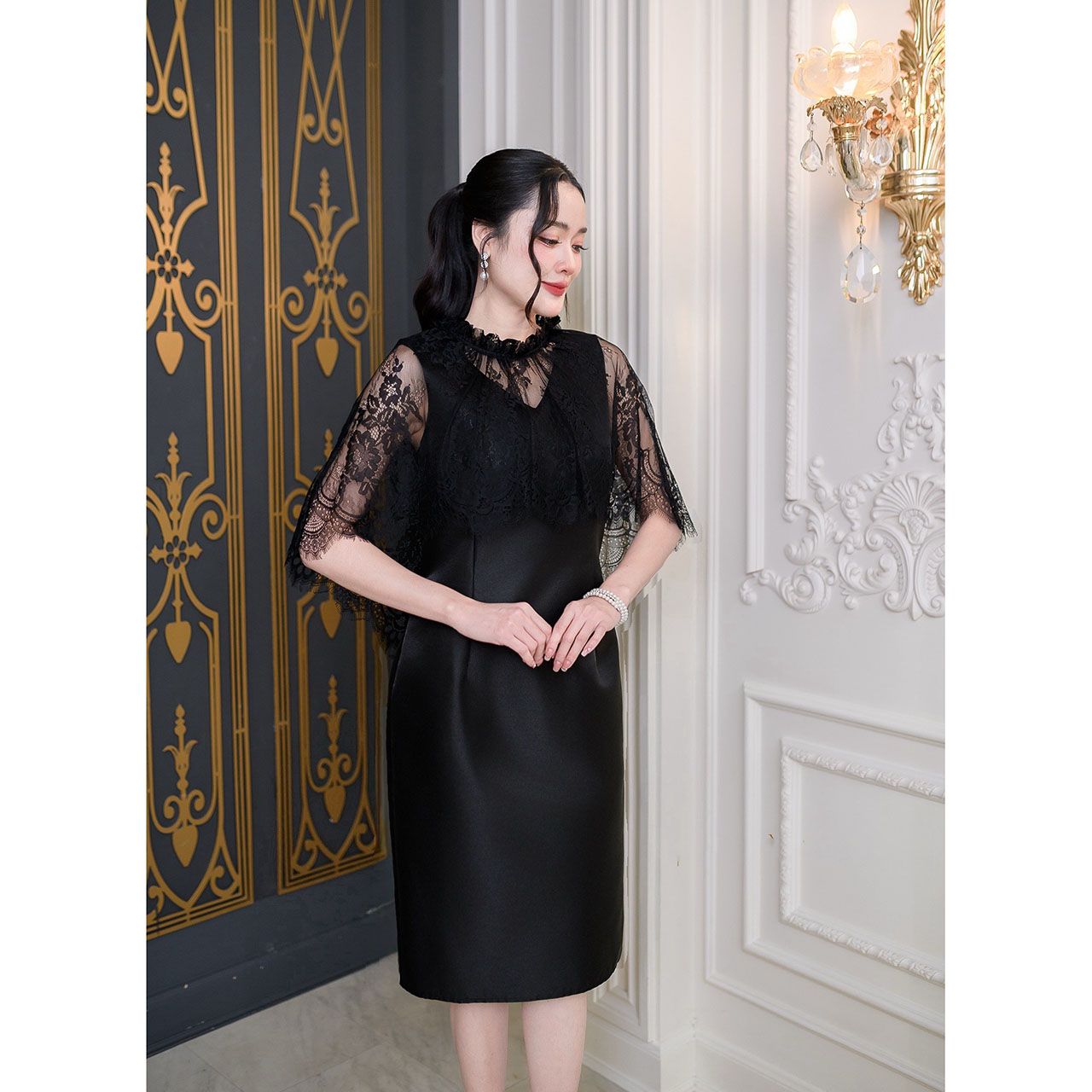 kudapy เดรสผ้าไหมอัดกาวทั้้งชุด าลูกไม้ฝรั่งเศสคอกลมเย็บแต่งจีบรอบคอได้ลุคหรูหรา ลูกไม้ปล่อยทิ้งตัวเป็นงานคลุมไหล่ด้านหน้าสั้นด้านหลังยาวถึงช่วงเอว