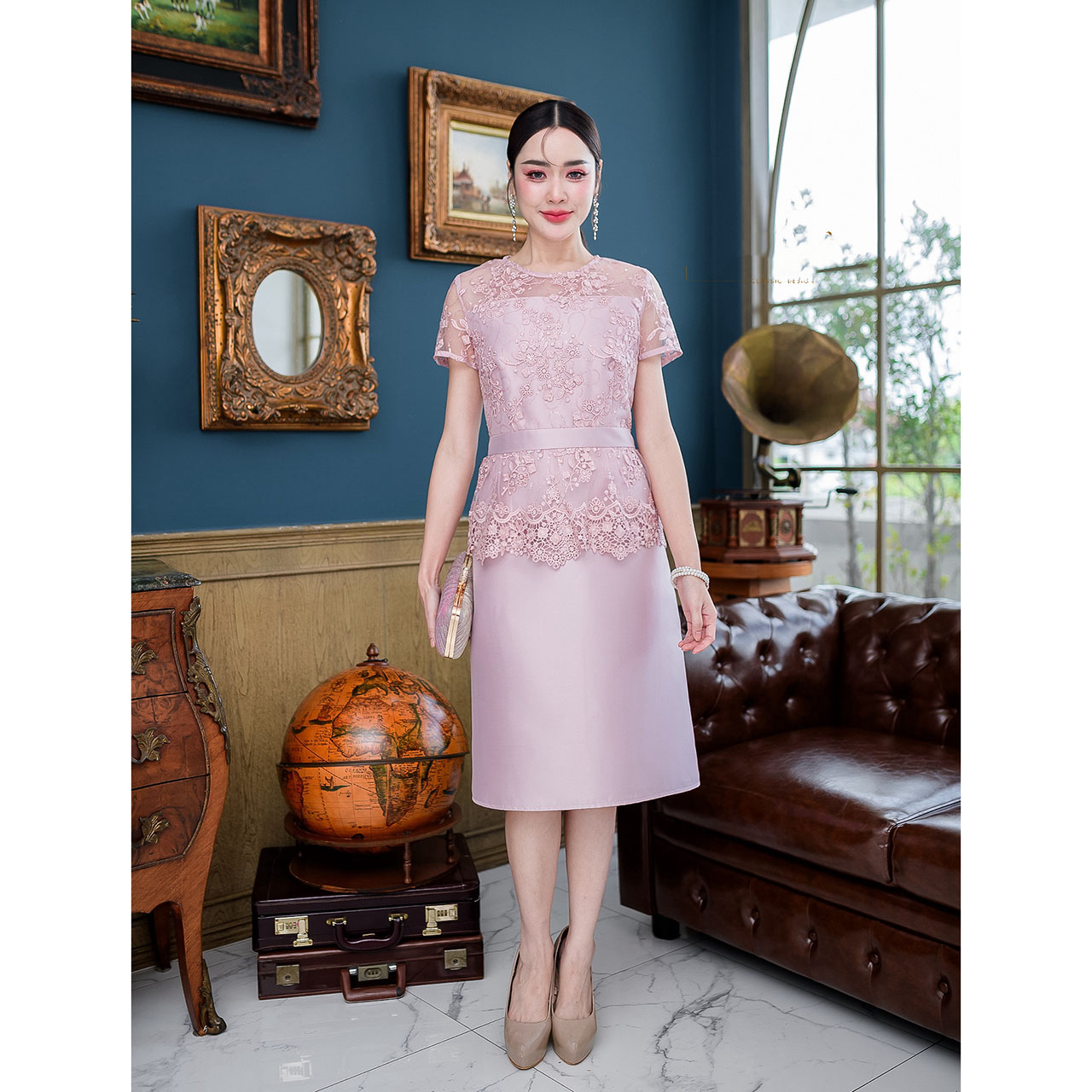 kudapy เดรสสั้นสีเหลืองทอง/สีชมพูอ่อน ผ้าไหมลูกไม้ ช่วงชายผ้าทอลายแบบระย้า งานดีไซน์เอวต่อระบาย แขนสั้นสวย