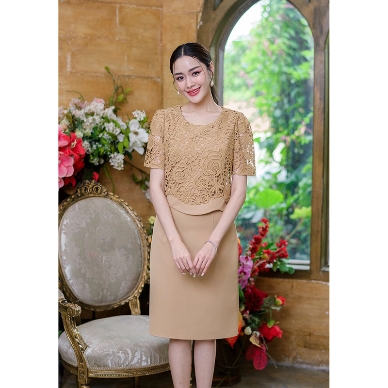 kudapy เดรสสั้นสีชมพู/สีน้ำตาล ผ้าพื้น ดีไซน์ด้านบนคลุมด้วยเสื้อลูกไม้เป็นเดรสชิ้นเดียวติดกันนะคะ งานผ้านนุ่มใส่สบาย ลูกไม้เป็นลูกไม้ถักเนื้อนิ่มไม่เงา