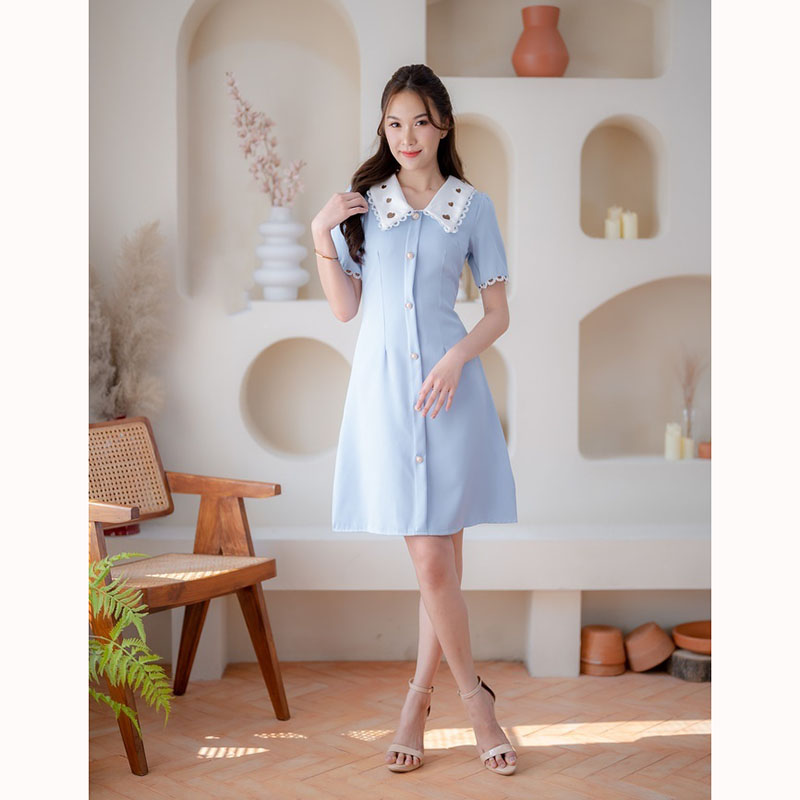 kudapy เดรสสั้นสีฟ้า/สีดำ/สีชมพู ทรงเข้ารูป ปกคอบัวปกลายหัวใจสุดคิ้วท์ แต่งกระดุม งานมีซิปด้านหลัง