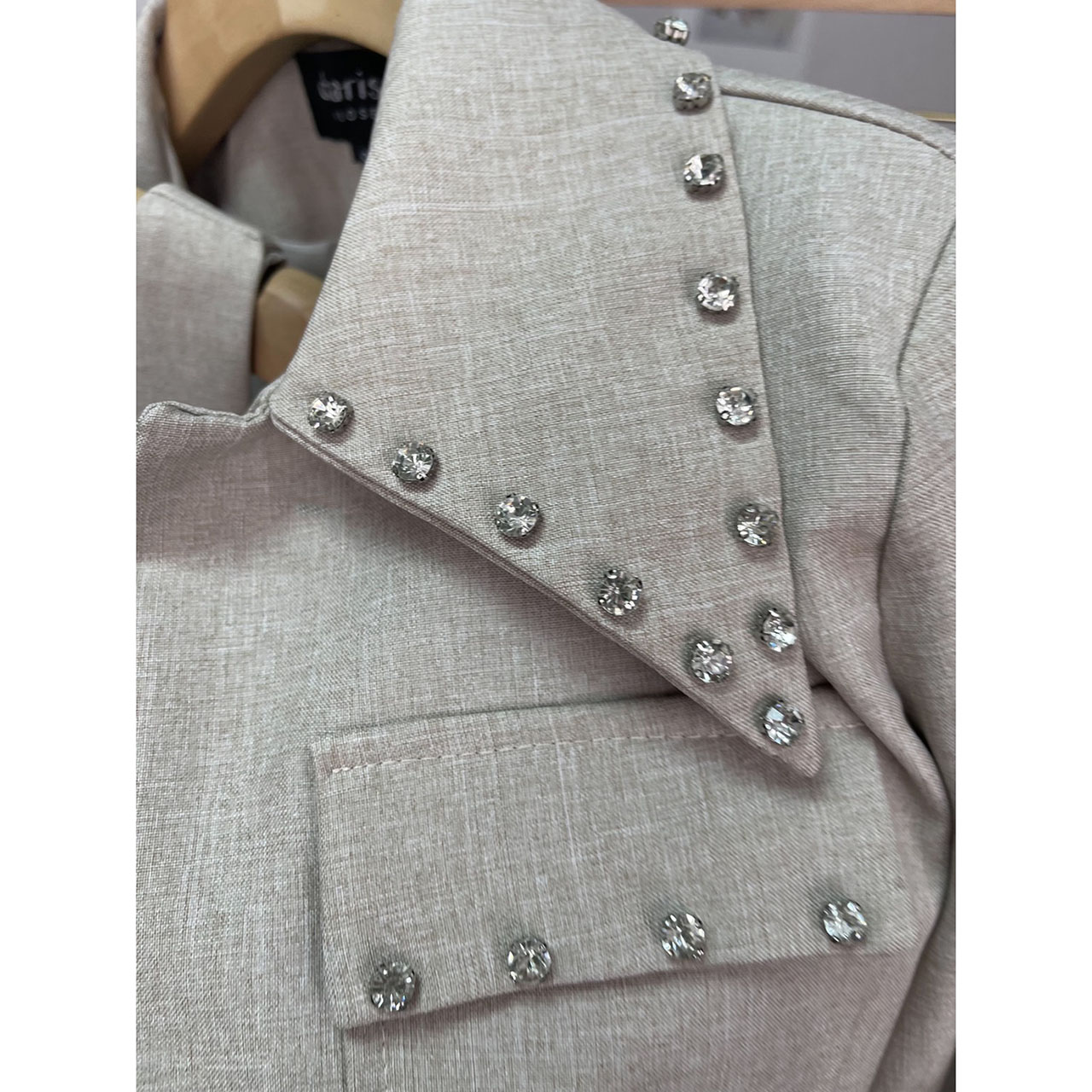 kudapy ชุดเซ็ท 3 ชิ้น เสื้อครอป+กระโปรงยาว+เสื้อคลุม ดีไซน์เกร๋มาก สวยตะโกน เสื้อคอปกตกแต่งด้วยเพชร กระดุมจริง มีซับในอย่างดี กระเป๋าจริงด้านหน้าทั้งสองข้าง