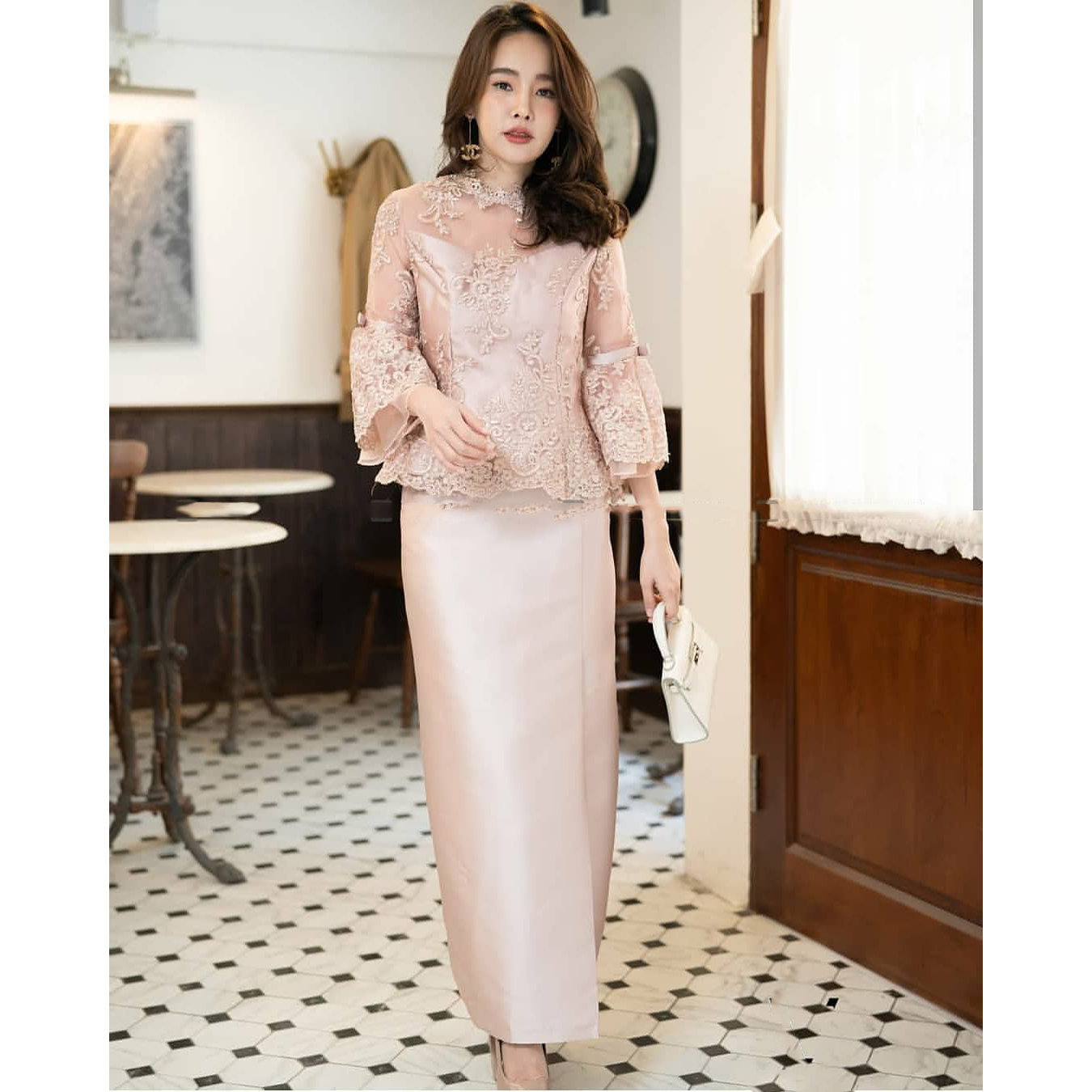 kudapy ชุดไทยประยุกต์สีทอง ผ้าลูกไม้ฝรั่งเศสปักดิ้นทอง เล่นไฟดีมากคะ ดีเทลสวยตามแบบเลยค่ะ