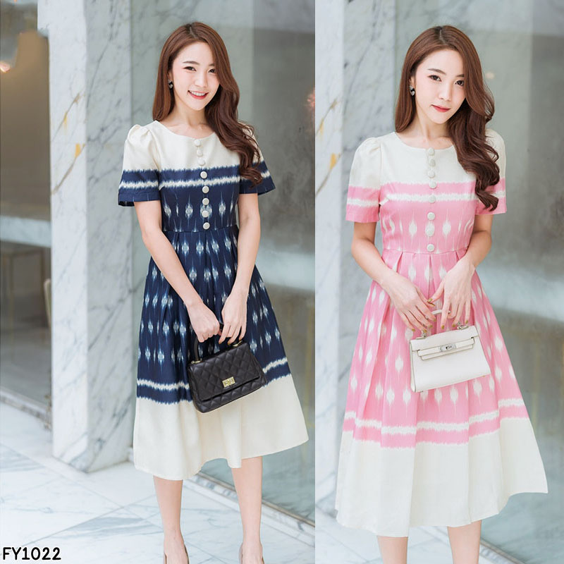 kudapy เดรสสั้นผ้าไทยแขนสั้นสีชมพู/สีกรม แต่งกระดุมหน้าแขนตุ๊กตา พิมพ์ลายดอกจิก ซิบหลัง