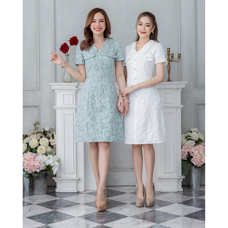 kudapy เดรสสั้นสีดำ/สีน้ำตาล/สีเขียว/สีขาว คอปกมุก ผ้าแจ็คกาด ใส่แล้วดูเพรียว เป็นทรงเข้ารูป มีดีเทลแต่งกระดุม และกระเป๋าช่วงอก เพิ่มความสวยเก๋