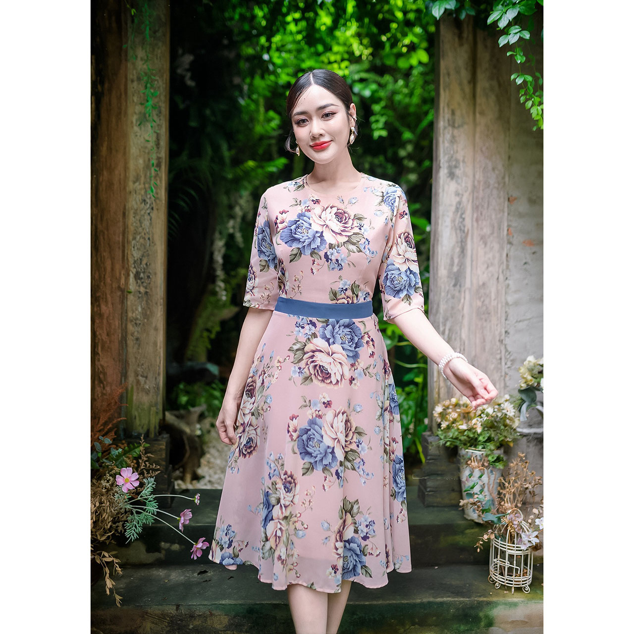 kudapy เดรสสั้นสีครีม/สีชมพู ผ้าชีฟองลายกุหลาบ แขนศอกกระโปรงทรงสวิงบาน ทรงเอวต่อแต่งแทบสีเดียวกับดอกไม้สวย