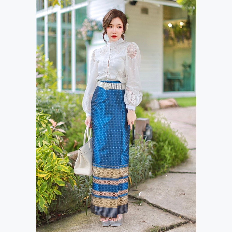 kudapy เสื้อลูกสีขาว ไม้สวยที่สุด เป็นเสื้อลูกไม้ถักปักฉลุแขนยาวพอง สวยหรู คอกลมขอบตั้ง