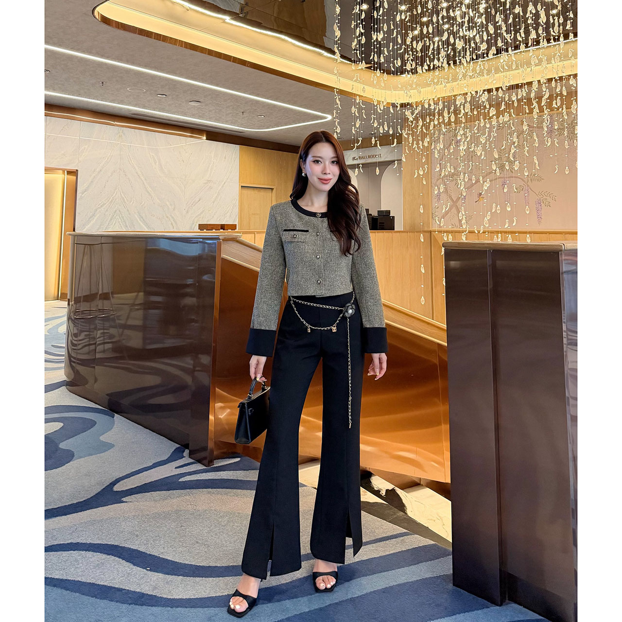 kudapy เซ็ทเสื้อครอปสูท ผ้าเนื้อทอแน่นสีสวยคลาสสิก ตัดต่อขอบสีดำบริเวณคอ แขน และชายเสื้อ เพิ่มความคมชัด กระดุมหน้าเรียงแนวตั้งแบบมินิมอล