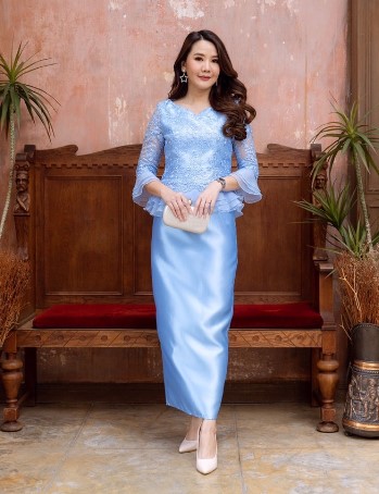 kudapy ชุดเซตออกงานไทยประยุกต์สีเทาเงิน/สีฟ้า/สีชมพู/สีทอง/สีโอรส เสื้อเนื้อลูกไม้ใยบวบปักกริ้ตเตอร์แขนระบายผ้าแก้ว+กระโปรงยาวเนื้อเงางา