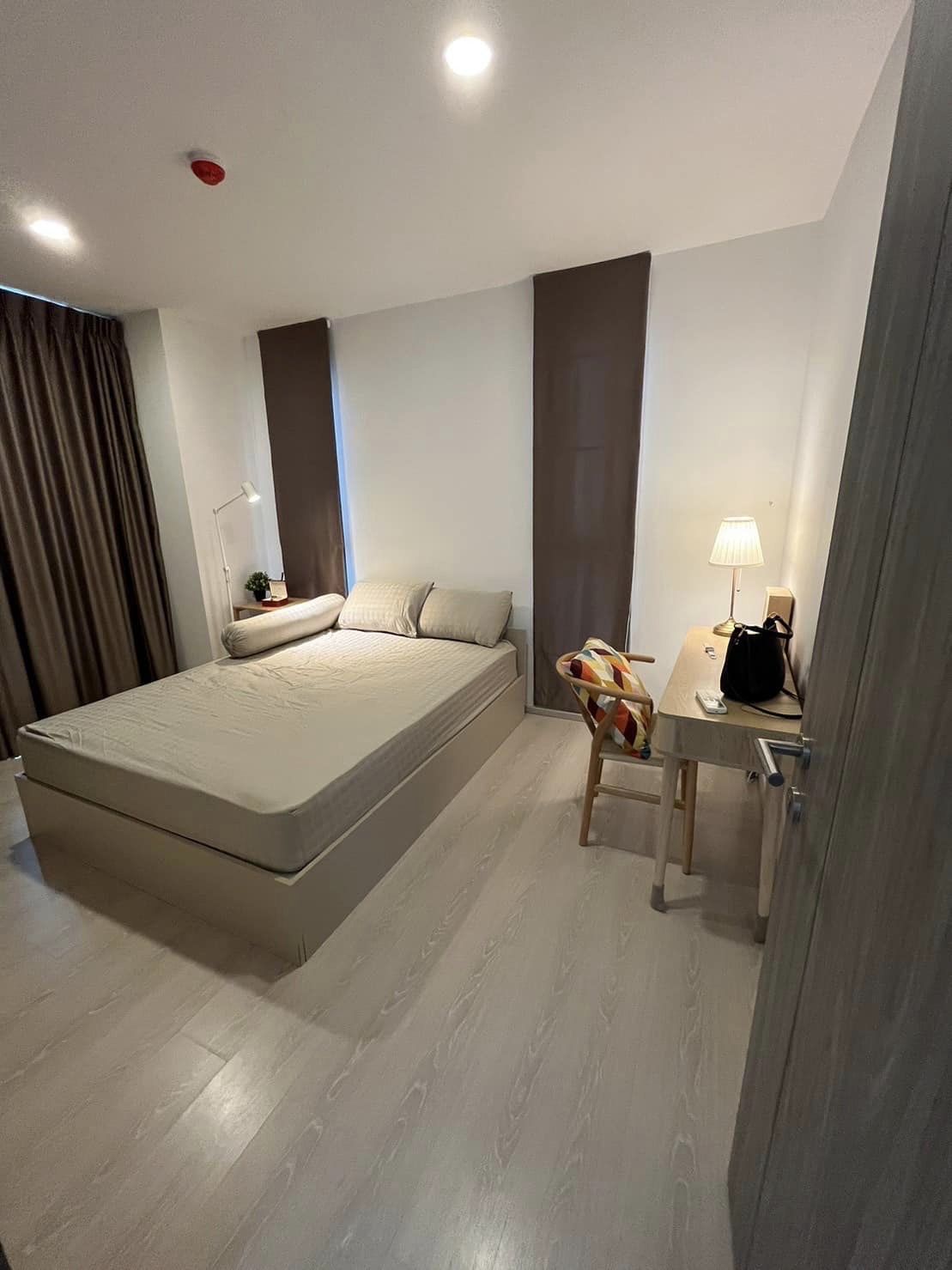 ห้องสวยน่าอยู่ถูกใจแน่นอน ไนท์บริดจ์ พหลโยธิน อินเตอร์เชนจ์ ให้เช่าตกแต่งครบมีเครื่องซักผ้า