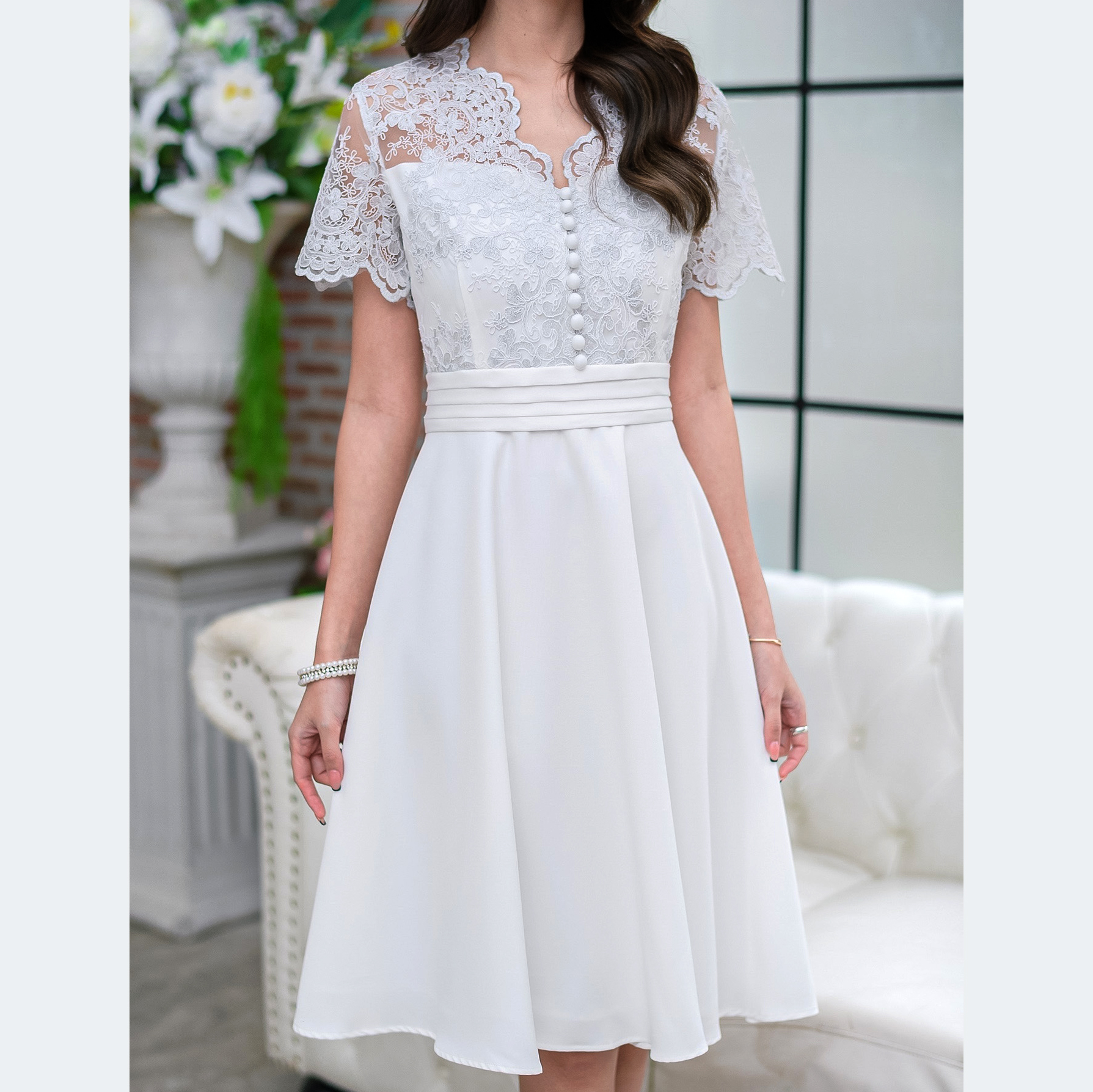 kudapy เดรสเสื้อลูกไม้เนื้อเงาปักเลื่อมสีดำ แต่งกระดุม เดรสสวยหรู รุ่นนี้แนะนำค่ะ ดีไซน์แบบสวยดูแพงมาก ออกงานได้เบาๆ