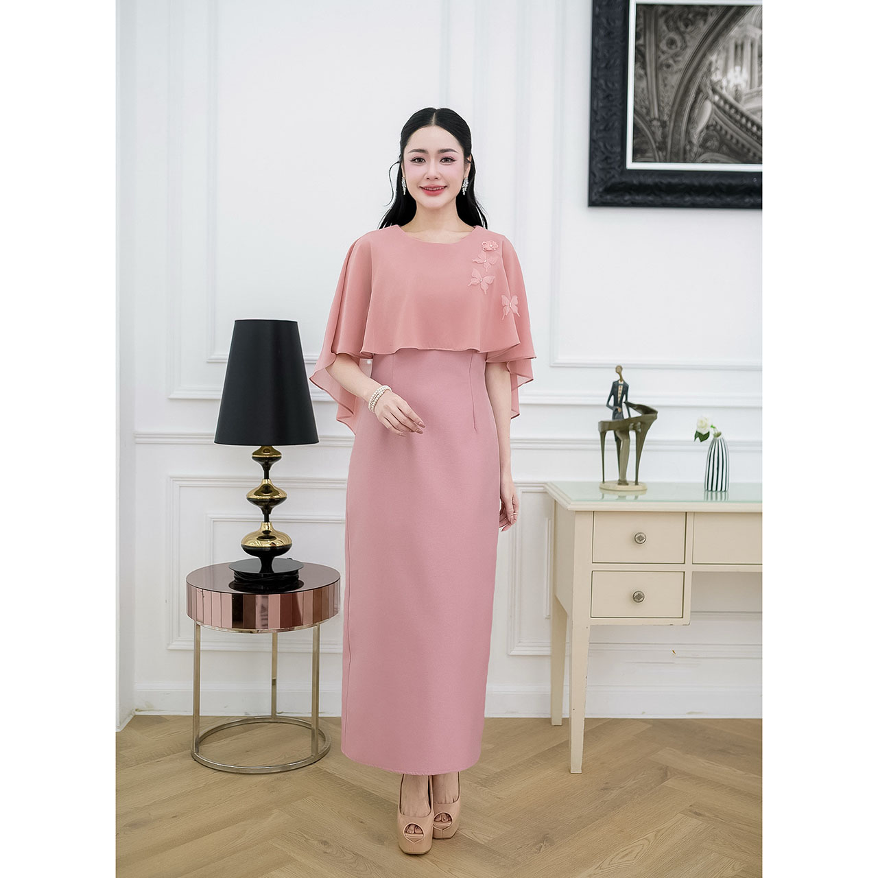 kudapy เดรสยาวออกงาน ผ้าไหมอัดกาวทั้งชุด คลุมไหล่พรางแขน แต่งผีเสื้อเรียงตัวเล็กๆช่วงไหล่