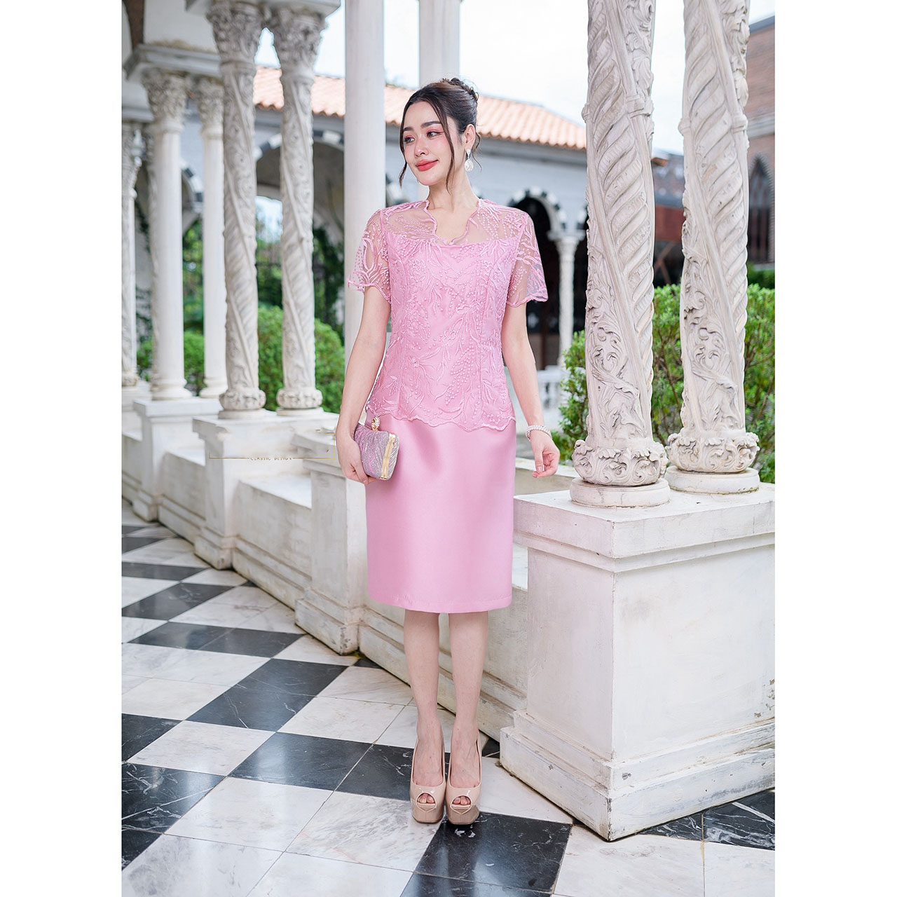 kudapy เดรสสั้นสีครีม/สีชมพู ผ้าไหมโทนสีสวยละมุน รุ่นนี้เป็นงานช่วงบนแต่งด้วยลูกไม้ตะข่ายปักลายสวยงาม ช่วงคอเป็นคอวี