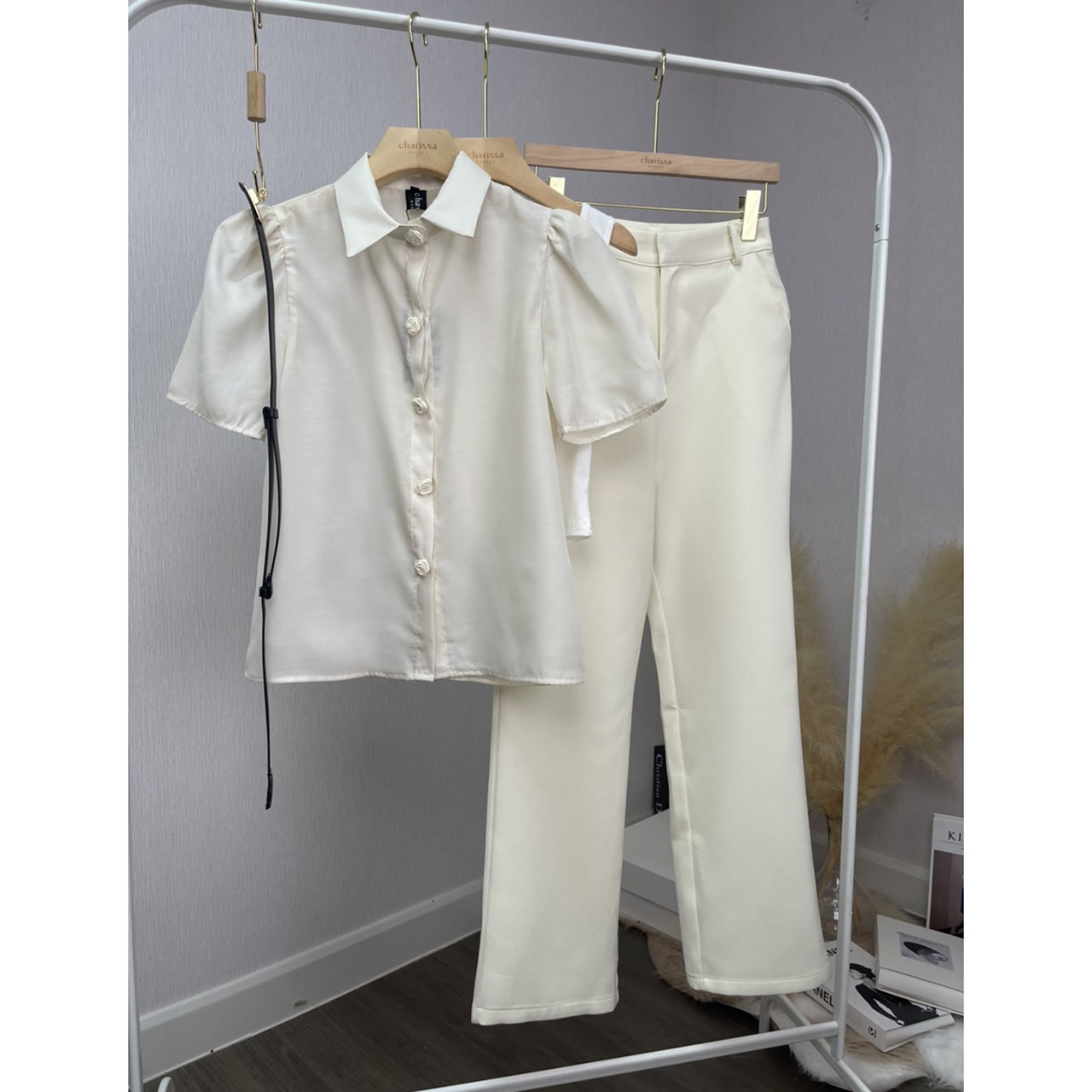 kudapy ชุดเซ็ทสีครีมาบางใส่สบาย ตัวเสื้อใช้ผ้าแก้วชนิดพิเศษมีความนุ่มใส่สบาย แต่งกระดุมดอกไม้ แถมฟรีเสื้อกล้ามใส่ด้านใน และเข็มขัด