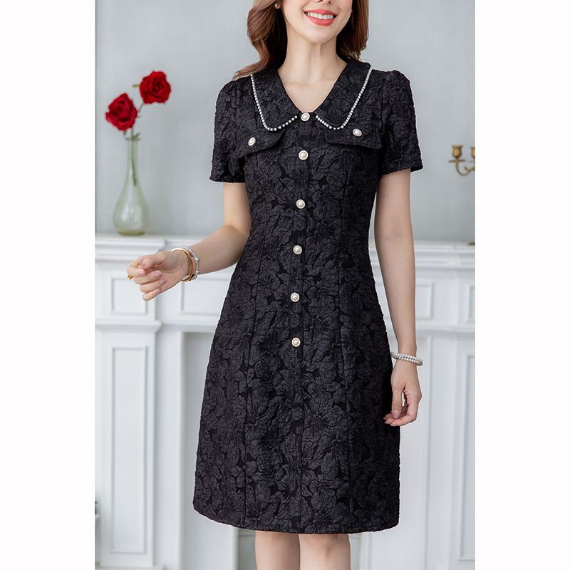 kudapy เดรสสั้นสี เขียวพาสเท/สีดำ คอปกมุก ผ้าแจ็คกาด เป็นทรงเข้ารูป มีดีเทลแต่งกระดุม และกระเป๋าช่วงอก เพิ่มความสวยเก๋