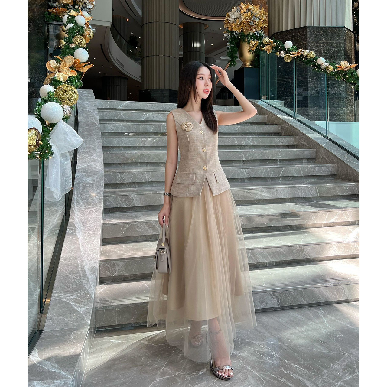 kudapy ชุดเซ็ทเสื้อแขนกุดทรงเข้ารูปแต่งกระดุมจริงสีทอง ตกแต่งกระเป๋าเสื้อให้ดูโดดเด่น(กระเป๋าหลอก)