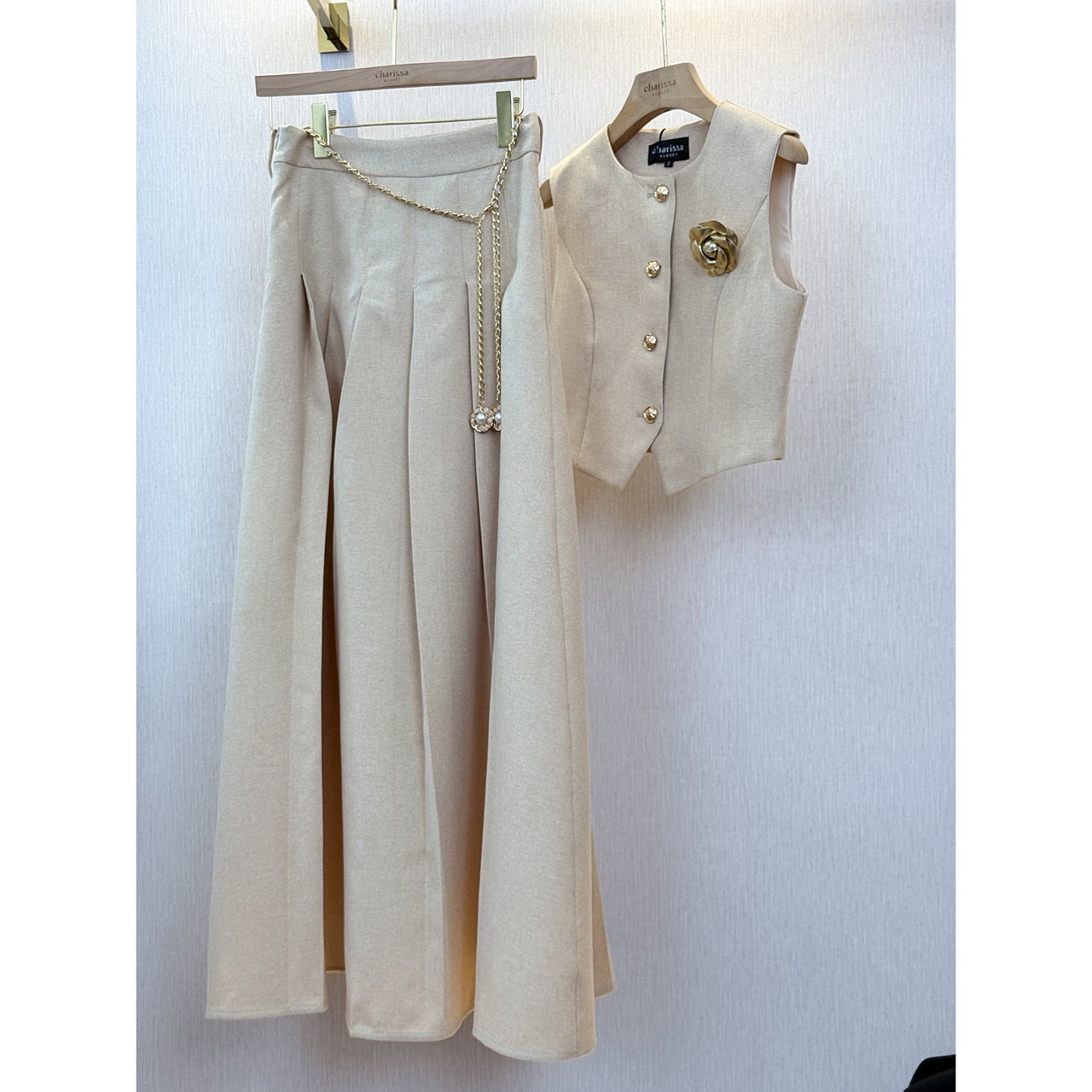 kudapy เซ็ท 4 ชิ้น เสื้อ Vest+กระโปรงยาว+เข็มขัดโซ่+เข็มกลัดดอกไม้ เสื้อกับกระโปรงเราใช้ผ้าเดียวกันทั้งชุด เนื้อผ้ามีน้ำหนัก ทิ้งตัวดี ย