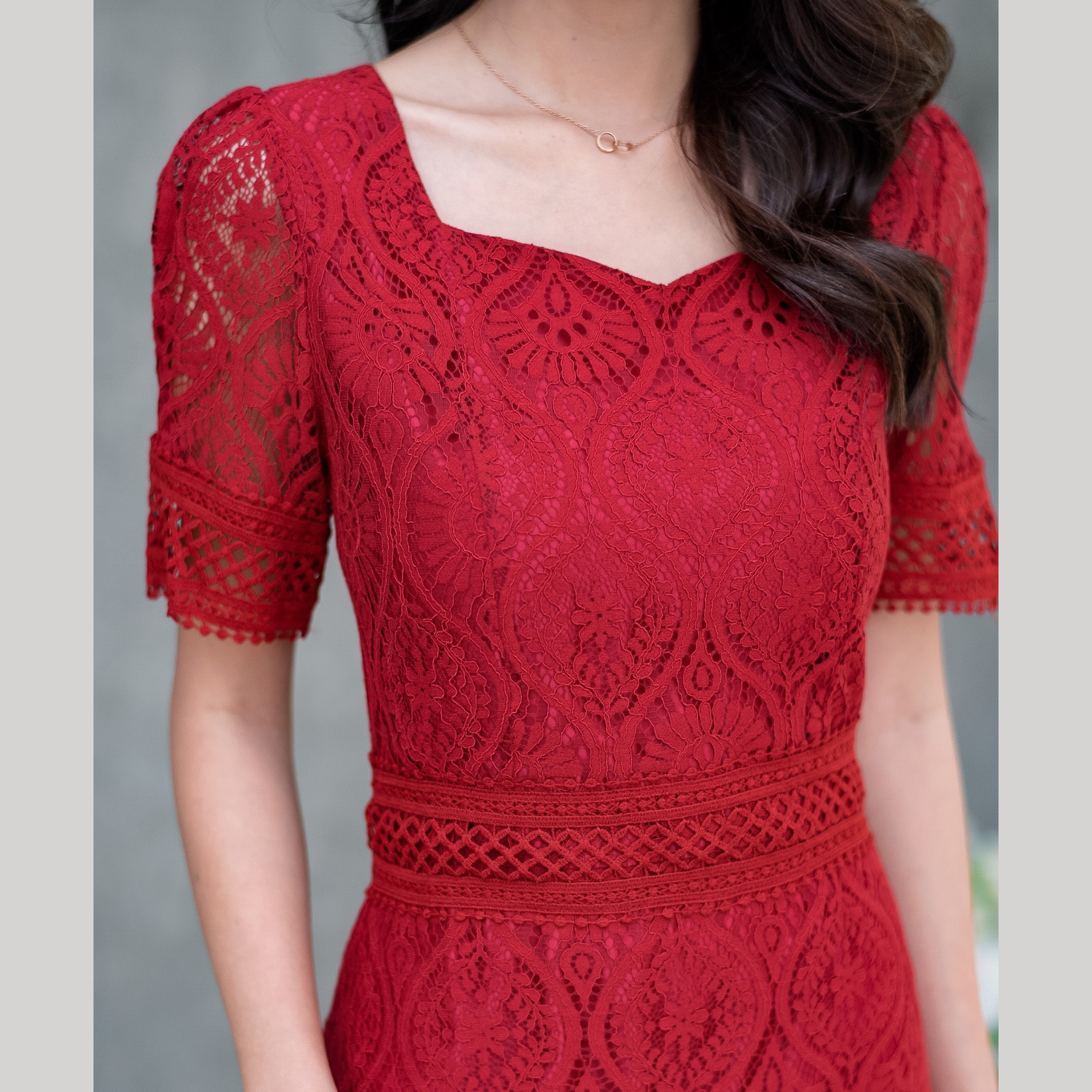 kudapy เดรสสั้นสีแดงสด ลูกไม้ผ้าดีเนื้อนิ่ม ลายสวย ดีเทลแต่งลูกไม้คาดช่วงเอว และสะโพก