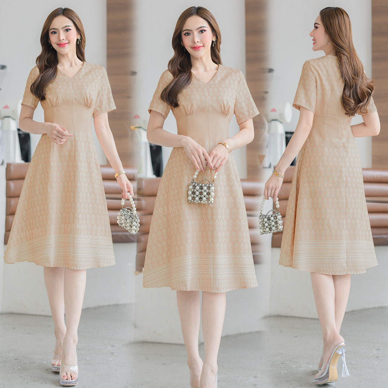 kudapy เดรสสั้นสีแดง/สีชมพู/สีน้ำตาล ผ้าโพลีเอสเตอร์ แต่งคอวีงานลายขอพระราชทาน มาพร้อมชิปซ่อนหลังใส่สบาย