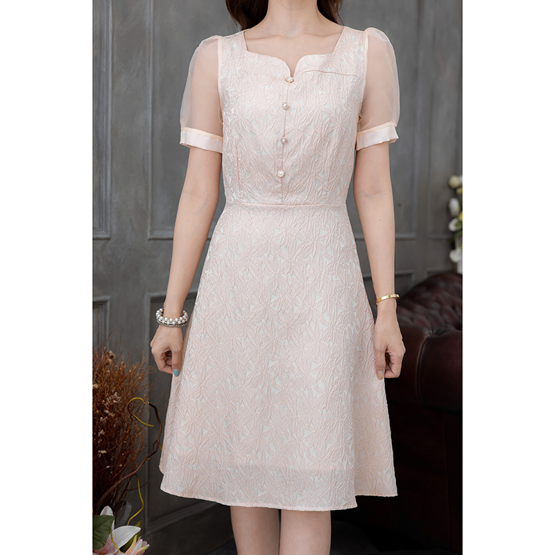 kudapy เดรสสั้นสีทอง/สีโอรส เนื้อผ้าสวยเป็นลายดอกมีเทคเจอร์ ผ้าคล้ายแจ็คกาดแต่จะไม่หนา ช่วงแขนเป็นผ้าแก้ว แต่งกระดุมมุกเพิ่ม ความสวยหวาน