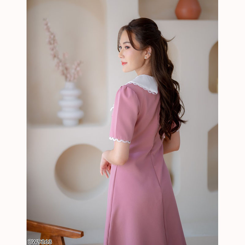 kudapy เดรสสั้นสีฟ้า/สีดำ/สีชมพู ทรงเข้ารูป ปกคอบัวปกลายหัวใจสุดคิ้วท์ แต่งกระดุม งานมีซิปด้านหลัง