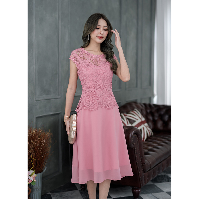 kudapy เดรสสั้นสีชมพู/สีเทา ลูกไม้ดีไซน์ไหล่ล้ำ แต่งดีเทลรอบคอและรอบแขนด้วยลูกไม้อะไหล่วิ้งๆ สวยมาก