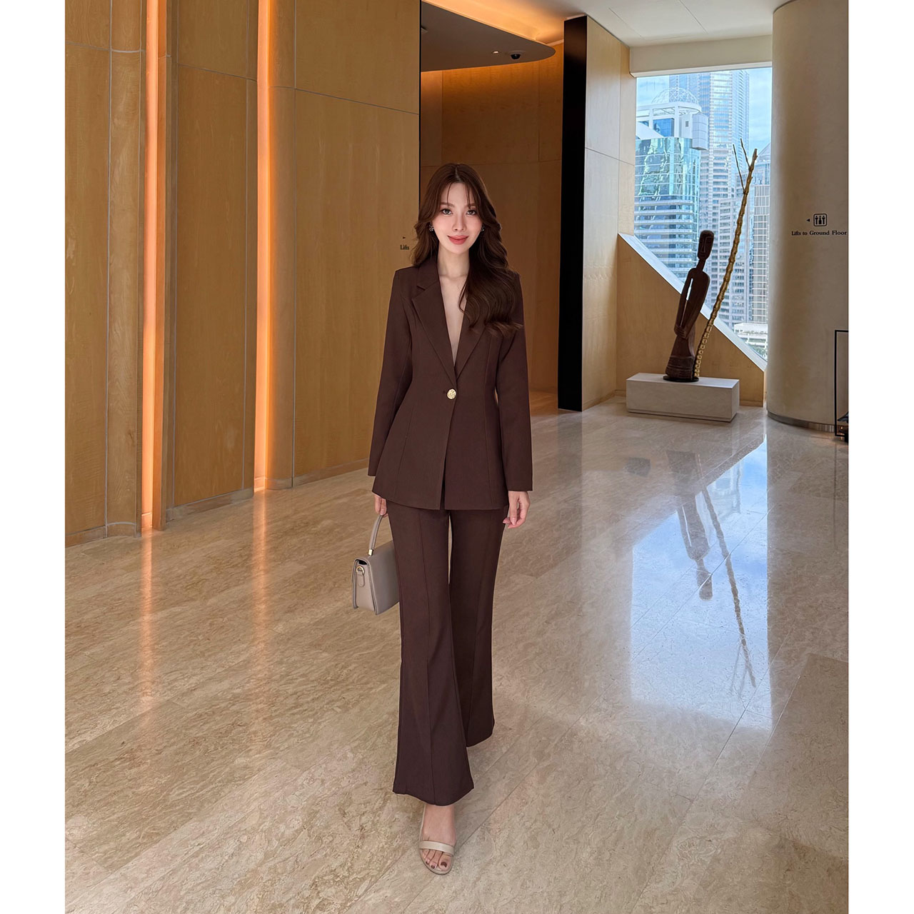 kudapy ชุดสูทมินิมอล ตัวเสื้อสูทแต่งกระดุมทองด้วยหน้า 1 เม็ด เสริมฟองน้ำบางๆ มีซับในทั้งตัว มาพร้อมกับกางเกงทรง Flare เย็บตีเกล็ดหน้า