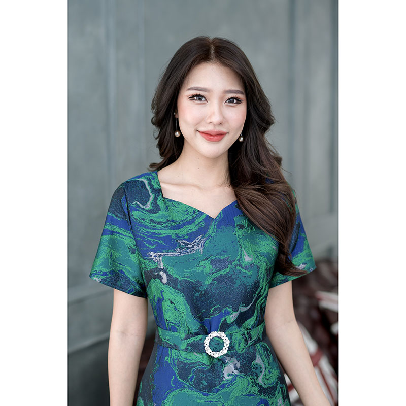 kudapy เดรสสั้นสีโทนสีเขียว/สีโทนทองทอลายมีผสมดิ้นทองดูหรูหรามากค่ะ โทนสีผู้ดีมากๆ ดีไซน์ทรงแขนสั้น แต่งเข็มขัดเพชร(แบบเย็บติด) สวยงาม มีซับในทั้งชุด