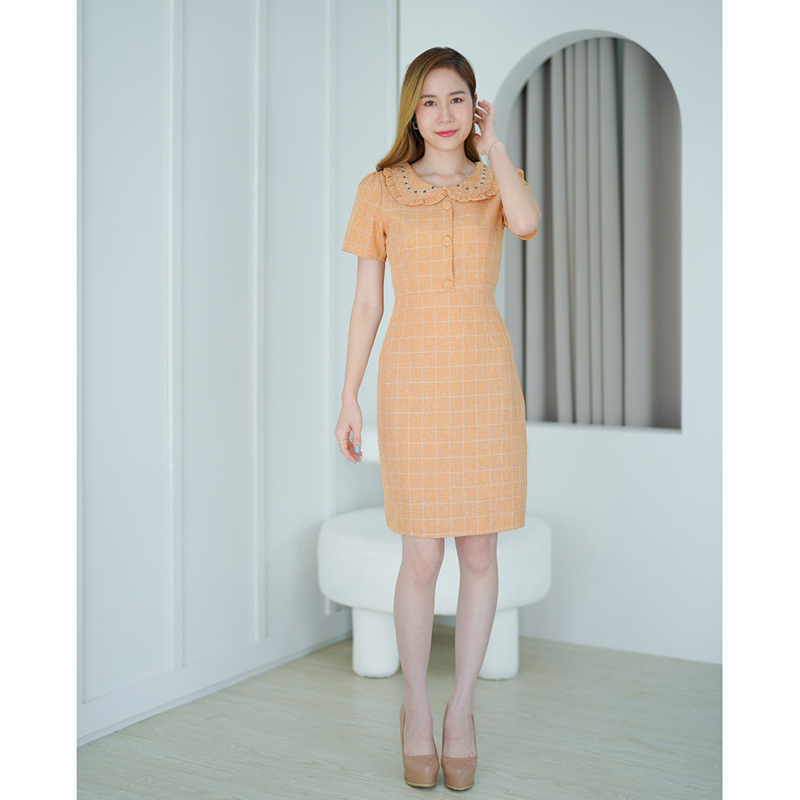 kudapy เดรสสั้นสีชมพู/สีฟ้า/สีส้ม คอปกปักดอกไม้มีกระตรงกลางอก