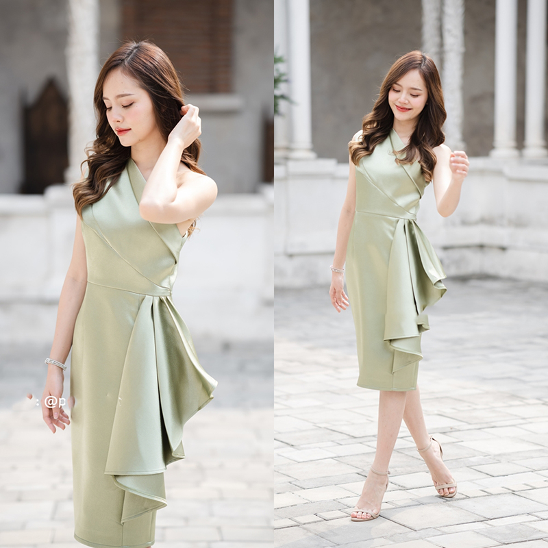 kudapy เดรสสั้นสีเขียว เป็นแบบไหล่เดียวจับจีบที่ไหล่ ช่วงกระโปรงแต่งผ้าเป็นเลเยอร์ด้านข้าง ทรงกระโปรงแบบ pencil ใส่แล้วดูเพรียว