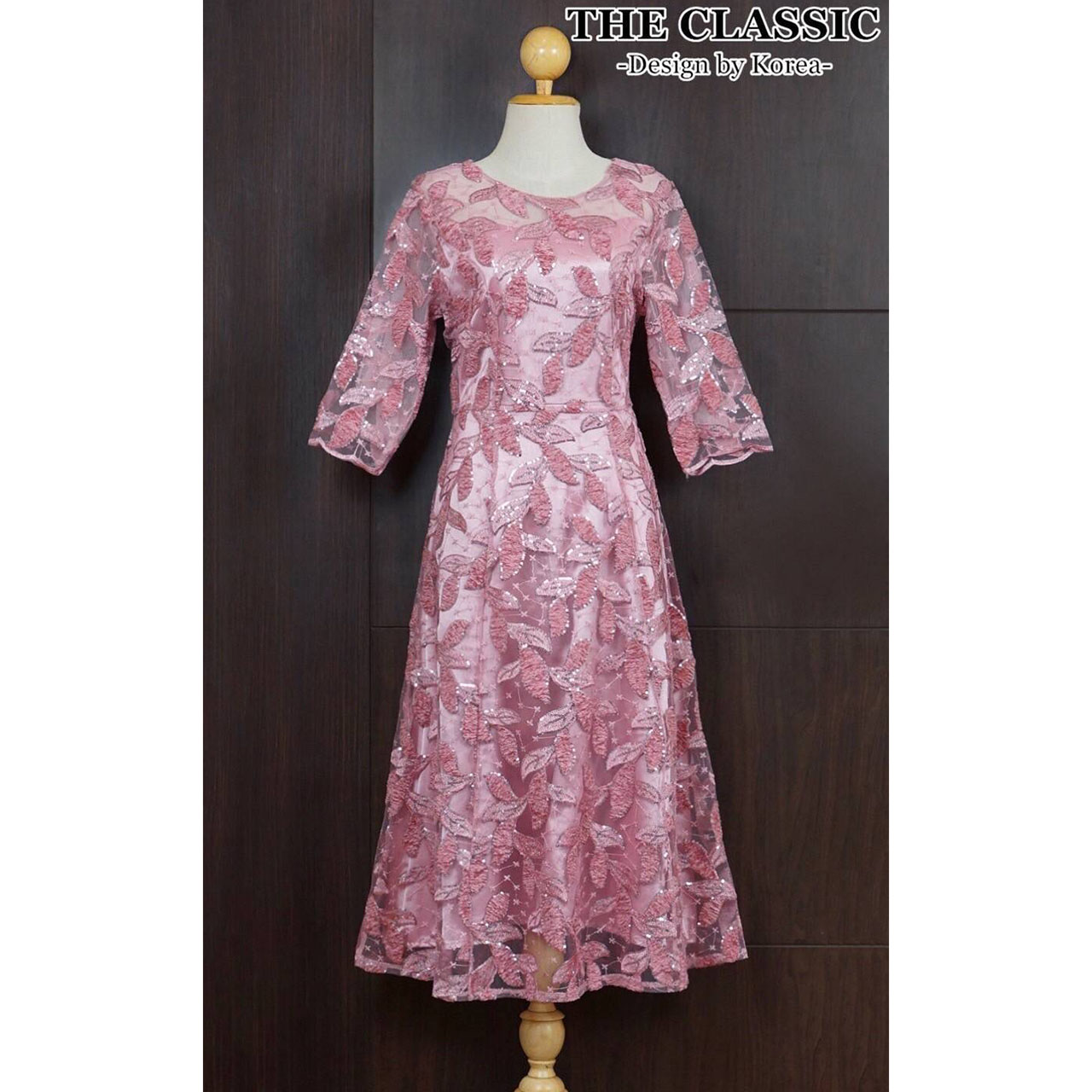 kudapy เดรสยาวออกงานปักเลื่อม ใช้ผ้าเนื้อดีปักลวดลายใบไม้ ปักเพิ่มเติมขอบด้วยเลื่อมเน้นลายชัด